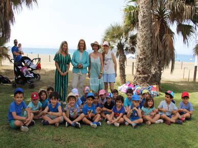 Más de 200 escolares motrileños realizan una recogida de residuos en nuestra playa para concienciar por un Motril más limpio