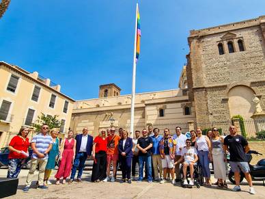 El Ayuntamiento de Motril se suma a la celebración del Orgullo LGTBI con el izado de la bandera del Arcoiris y la lectura de un manifiesto institucional