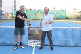 El concejal de Deportes, Miguel Ángel Muñoz, junto con el presidente del Club Saque y Volea, organizadores del XIV Open de Tenis 'Saque Volea Motril 2016'