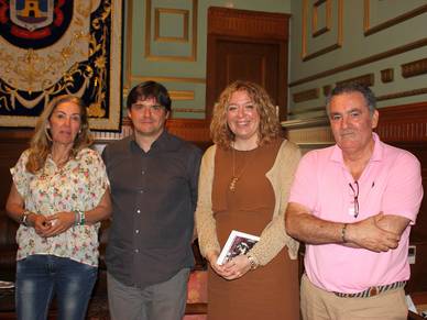 Juan Carlos Garvayo recibe el reconocimiento del Ayuntamiento de Motril