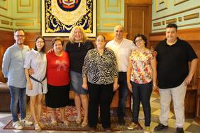 Flor Almón y Gregorio Morales junto a los miembros de APROSMO en apoyo a la Accesibilidad Universal