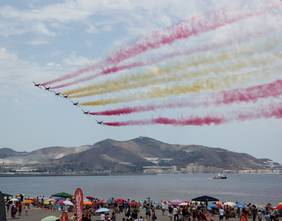 Unas 50.000 personas llenan las playas de Motril para presenciar el ‘X Festival Internacional Aéreo’