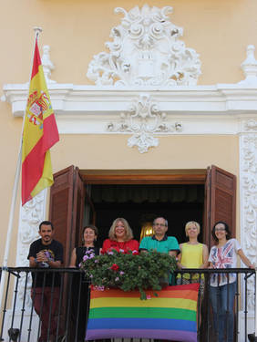 El Ayuntamiento de Motril luce la bandera arcoíris en defensa de los derechos y libertades del colectivo LGTB