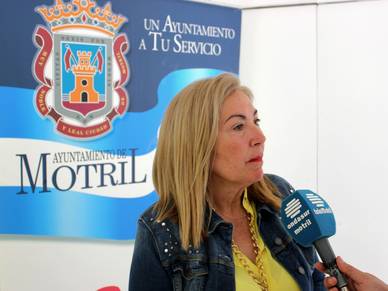 María Ángeles Escámez atiende a los medios de comunicación
