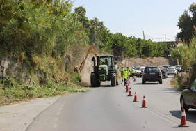 Operarios realizando trabajos de mejora en la Carretera del Candelón