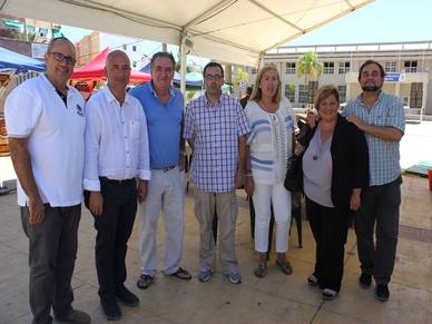 Representantes públicos junto con los organizadores de la Feria de Cerveza Artesanal de la Costa Tropical