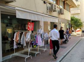 Tienda de ropa infantil en la calle Catalanes con sus artículos a la vista