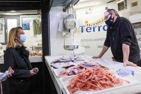 El Ayuntamiento presenta la campaña ‘Si comes pescado salud has ganado’ en el Mercado Municipal